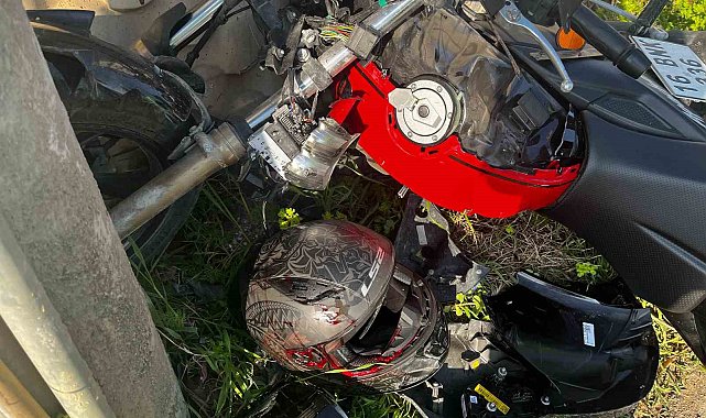 Motosikletin kontrolden çıkması ile birlikte genç sürücü duvara ve direğe çarptı