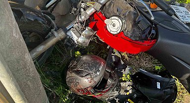 Motosikletin kontrolden çıkması ile birlikte genç sürücü duvara ve direğe çarptı