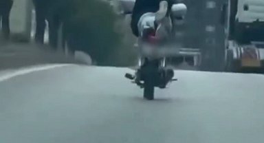 Motosikletle akrobatik hareketler yaptı, cezadan kaçamadı