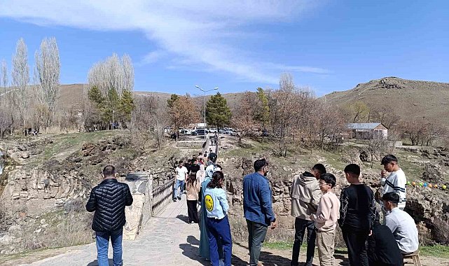 Muradiye Şelalesi ziyaretçilerin akınına uğradı