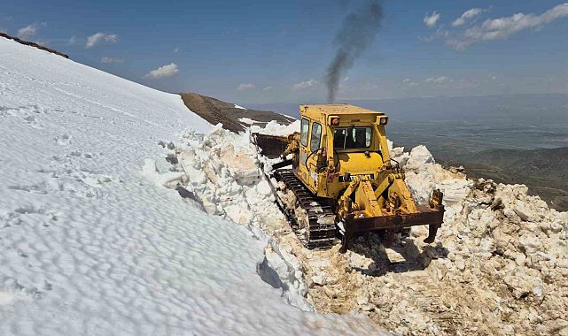 Muş'ta 2 metreyi bulan karda yol açma çalışması