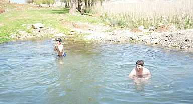 Muşlu çocuklar soğuğa aldırmadı: Titreye titreye gölette yüzdüler