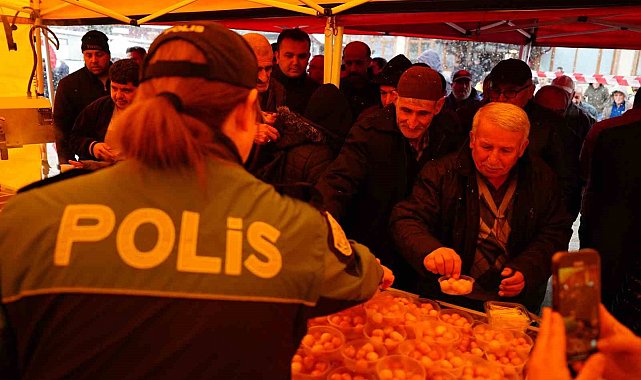 Namaz çıkışında lokma dağıtıldı