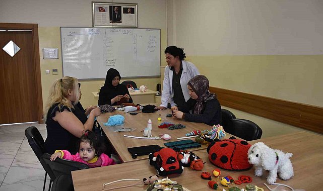 Naylon poşetler rengarenk çantalara dönüşüyor