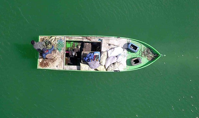 Nazik Gölü'nde balıkçı tekneleri havadan görüntülendi