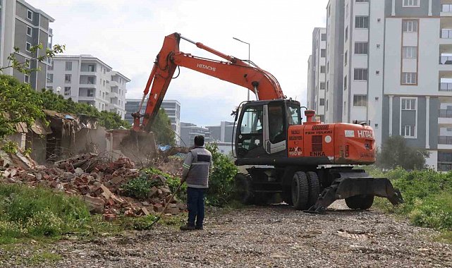 Nazilli'de tehlike oluşturan 10 metruk bina yıkıldı