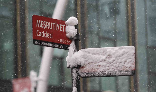 Nisan ayında gelen kar Ankaralıları sevindirdi