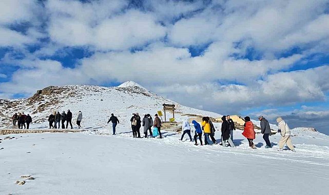 Nisan ayında Nemrut'ta turistlere kar sürprizi