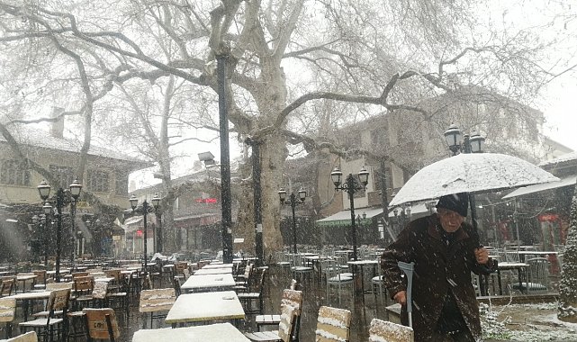 Nisan ayında yağan kar Isparta'nın Yalvaç ilçesini beyaza bürüdü