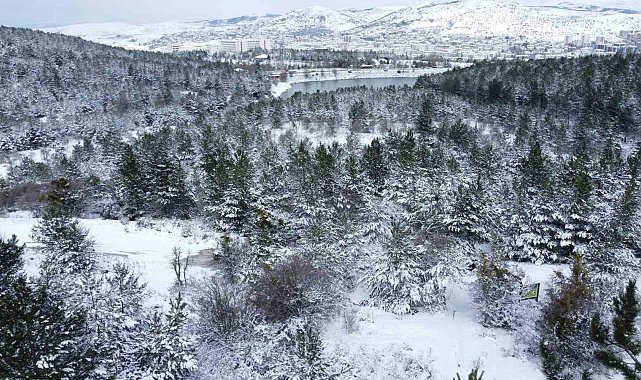 Nisan ayında yağan kar Türkiye'nin ilk milli parkını beyaza bürüdü