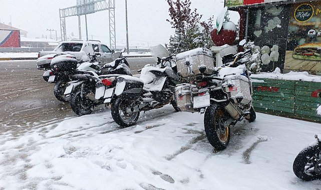 Nisan ayının ortasında tipi ve kar yağışı nedeniyle yolda kaldılar