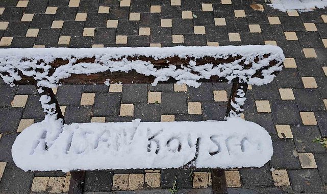 Nisan karı Kayseri'yi beyaza bürüdü