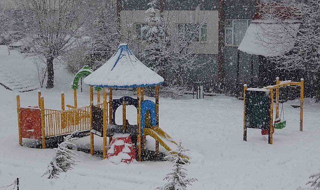 Nisanda lapa lapa kar yağışı