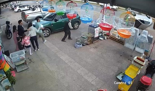 O anlar kamerada: Kayan otomobil kaldırıma çarpıp ters döndü