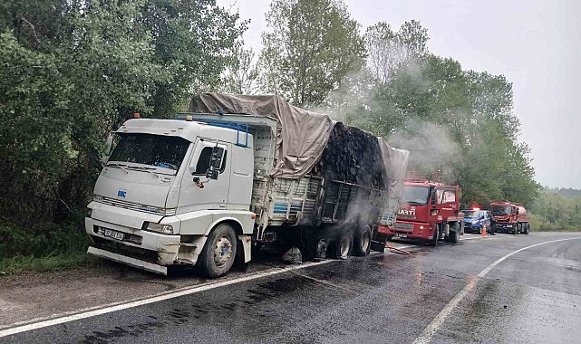 Odun yüklü kamyon seyir halindeyken alev aldı