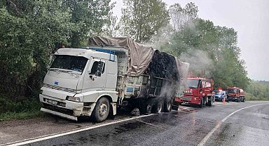 Odun yüklü kamyon seyir halindeyken alev aldı