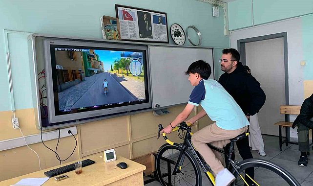Öğrenciler bisiklet simülasyonuyla sanal ortamda pedal çevirdiler