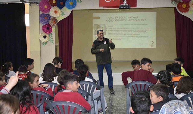 Öğrenciler sokak hayvanları konusunda bilgilendirildi