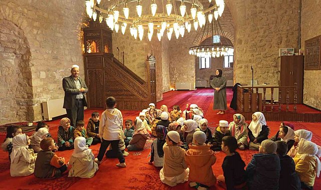 Öğrenciler tarihi Ulu Camiyi gezidi