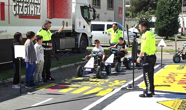 Öğrenciler trafik kurallarını bu tırda öğreniyor