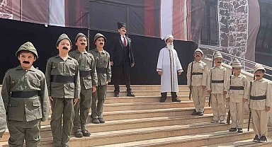 Öğrenciler Türkiye Büyük Millet Meclisinin açılışını canlandırdı