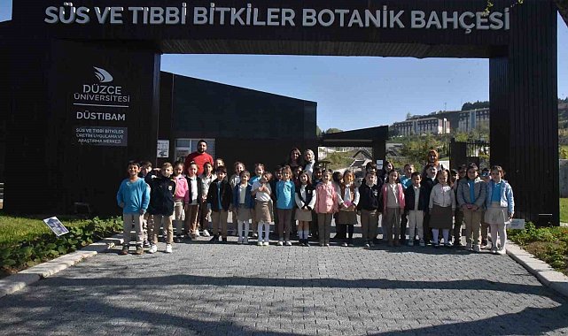 Öğrencilerinden botanik bahçesinde