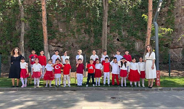 Öğretmen yazdı, veli besteledi, öğrenciler seslendirdi