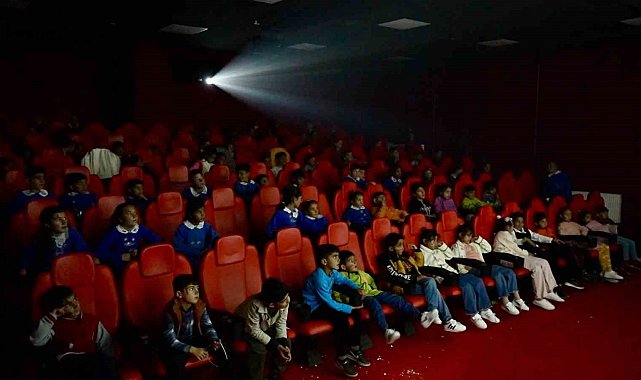Öğretmenin hayali gerçek oldu, öğrenciler ilk kez sinemayla tanıştı