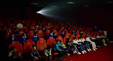 Öğretmenin hayali gerçek oldu, öğrenciler ilk kez sinemayla tanıştı