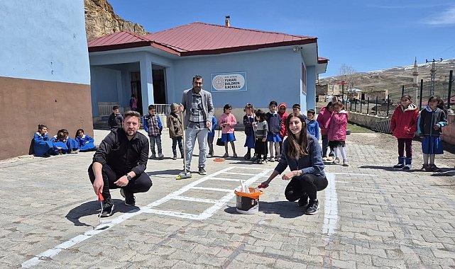Öğretmenlerden oyun alanına renkli dokunuş