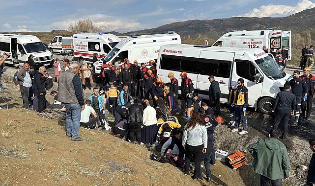 Öğretmenleri taşıyan minibüs kazaya karıştı: 1 ölü, 14 yaralı