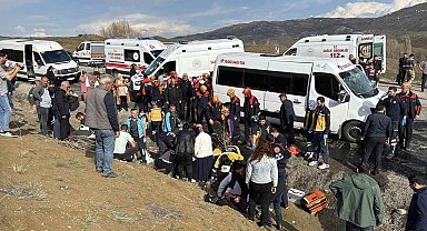 Öğretmenleri taşıyan minibüs kazaya karıştı: 1 ölü, 14 yaralı