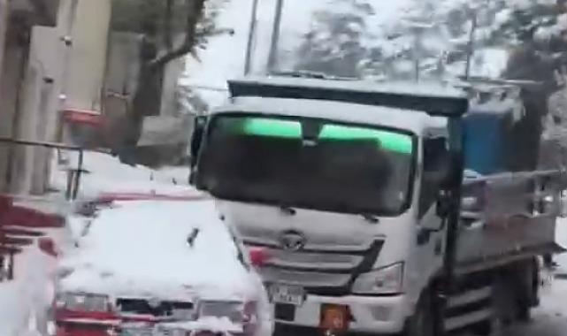 Oksijen tüpü yüklü kamyon, karlı yolda kontrolden çıktı, park halindeki araçlara çarptı