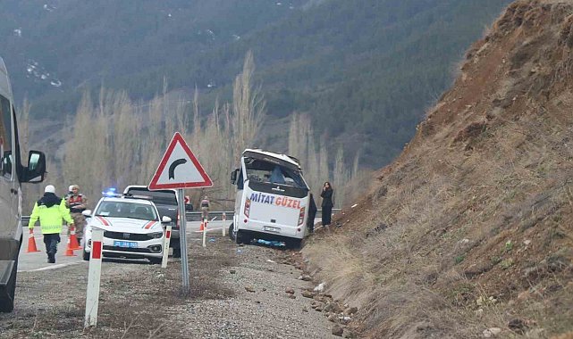 Oltu'da servis aracı kaza yaptı: 11 yaralı, 1 ölü