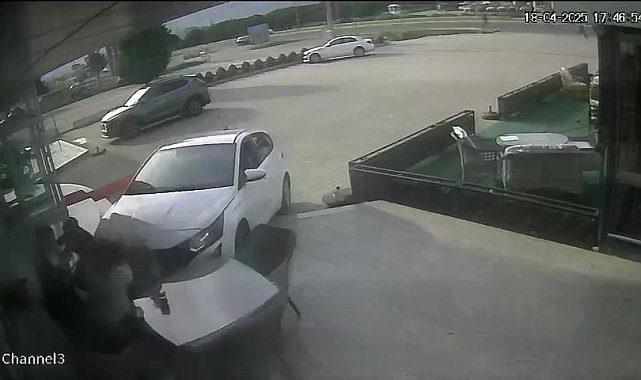 Önce motosiklet ile çarpıştı sonra mağazaya daldı
