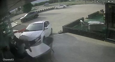 Önce motosiklet ile çarpıştı sonra mağazaya daldı