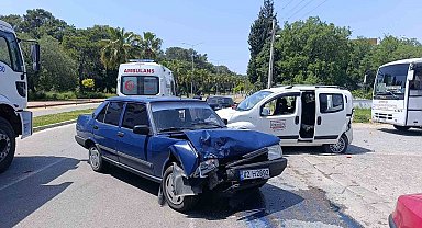 Önünde seyreden araca arkadan çarptı, o anlar güvenlik kamerasına yansıdı