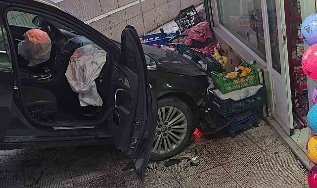 Ordu'da faciadan dönüldü: Kazaya karışan otomobil markete daldı