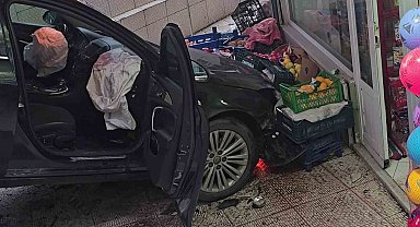 Ordu'da faciadan dönüldü: Kazaya karışan otomobil markete daldı