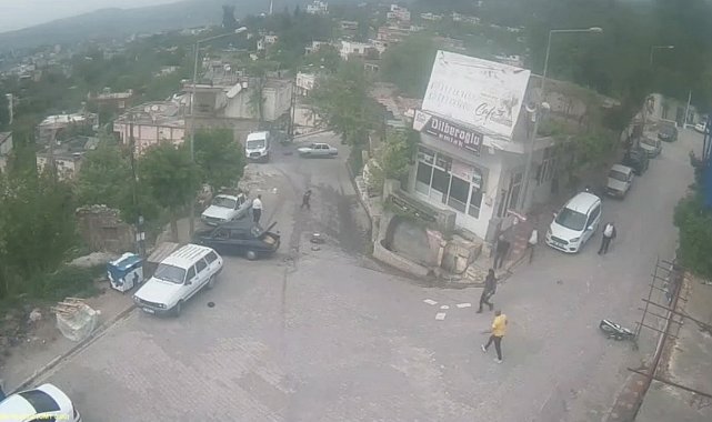 Osmaniye'de 9'u öğrenci 11 kişinin yaralandığı kaza güvenlik kamerasında