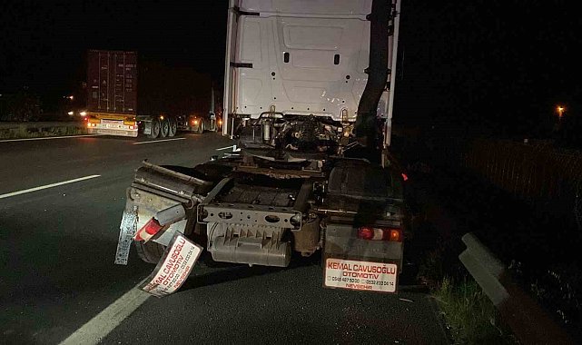 Osmaniye'de hafif ticari araç tıra arkadan çarptı: 4 yaralı