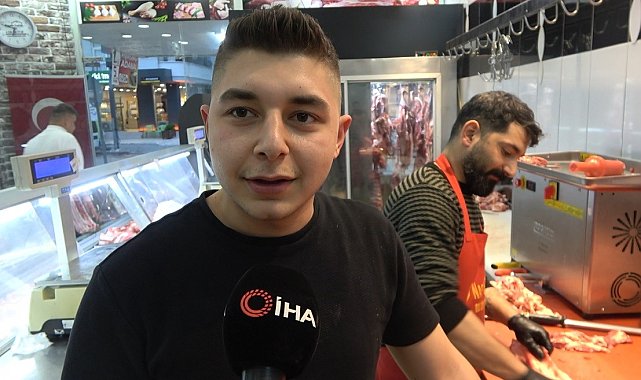 Osmaniye'de kasaptan et alan köpek yüzleri gülümsetti