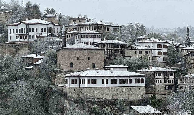 Osmanlı şehri Safranbolu'nun tarihi yapıları Nisan ayında beyaza büründü
