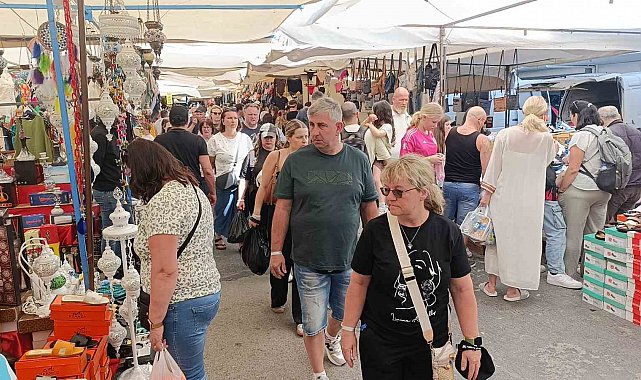 Otellerinden çıkan turistler minibüslerle akın akın bu pazara geliyor