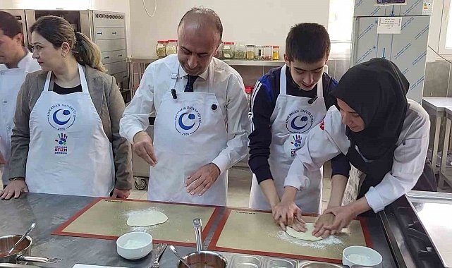 Otizmli çocuklar pizza yapmak için mutfakta