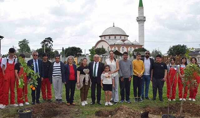 Otizmli gençler ve lise öğrencileri el ele fidan dikti
