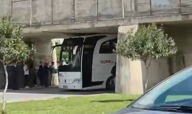 Otobüs köprü altına sıkıştı