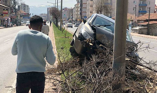 Otomobil ağaca çarptı: 1 yaralı