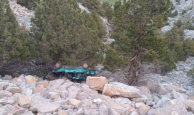 Otomobil dağ yolunda uçuruma yuvarlandı: 5 yaralı