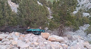 Otomobil dağ yolunda uçuruma yuvarlandı: 5 yaralı